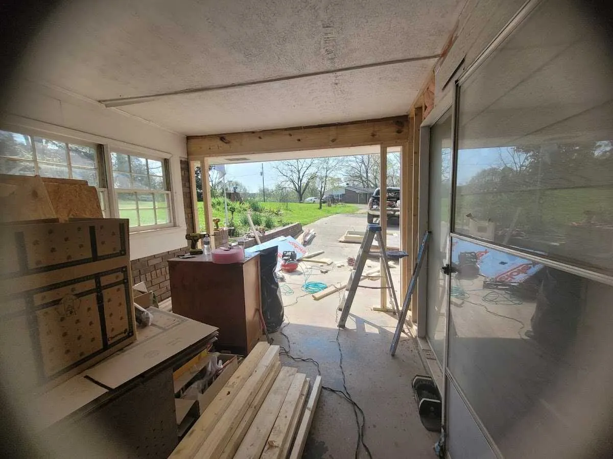 Air movers and dehumidifier for Water Mitigation Services in Lake Magdalene